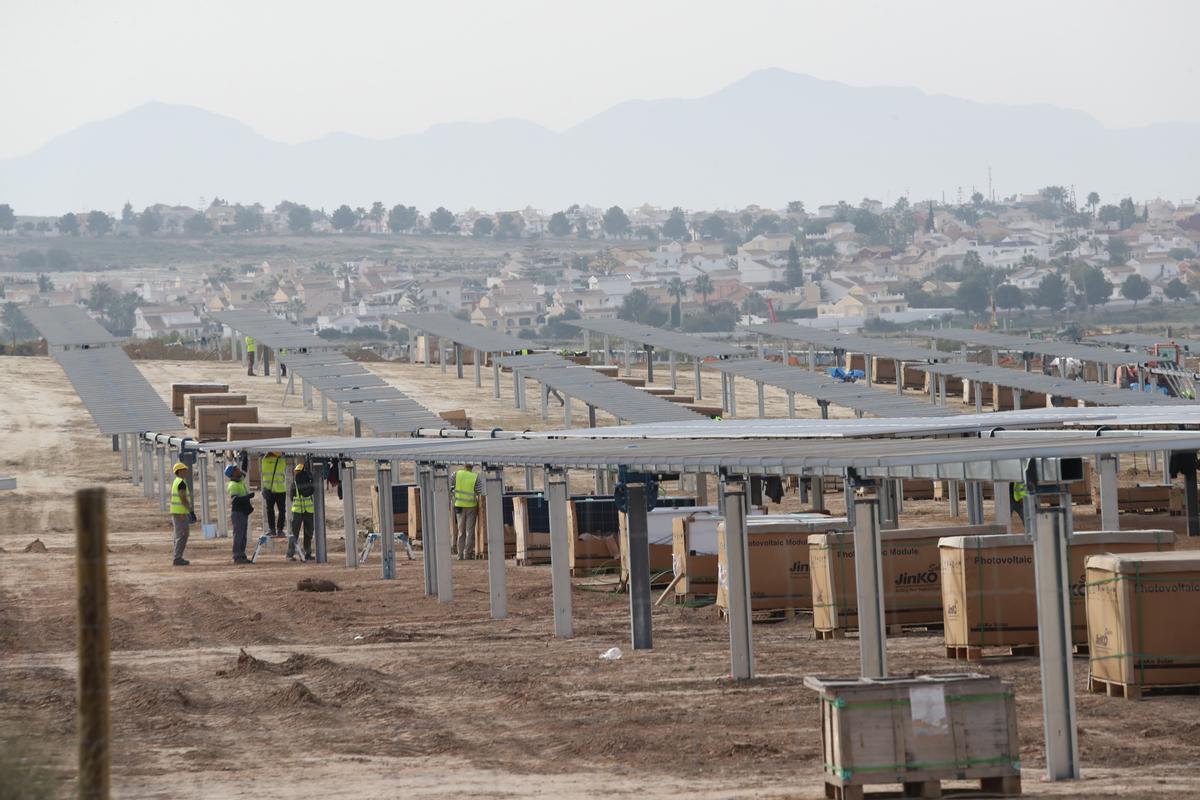 Construcción de una planta solar en el municipio murciano de Mazarrón.