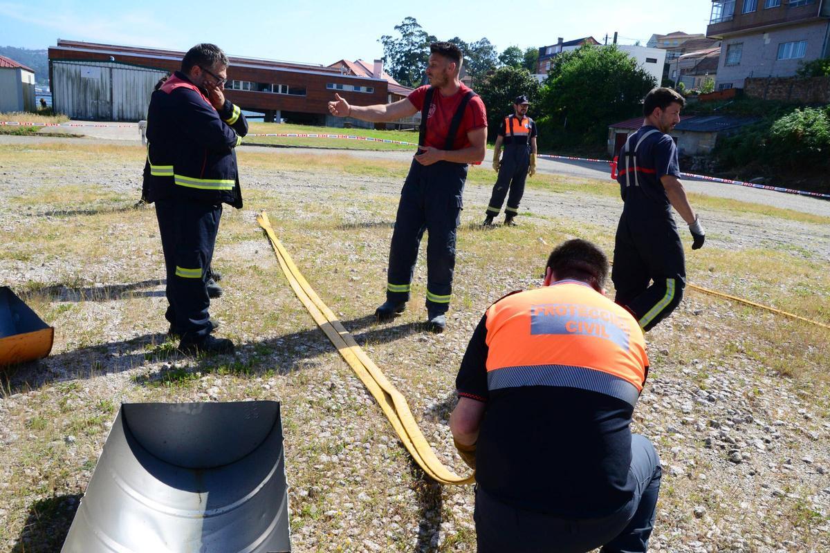 Voluntarios de Protección Civil de toda Galicia se forman contra el fuego en Domaio Voluntarios de Protección Civil de toda Galicia se forman contra el fuego en Domaio