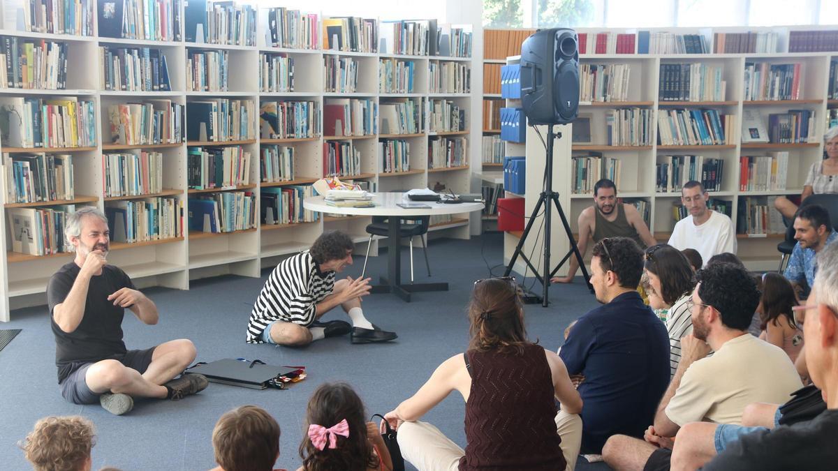 Un taller de contacontes a la biblioteca de la Fundació Joan Miró.