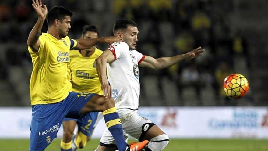 Las Palmas lucha por el balón ante el Depor.