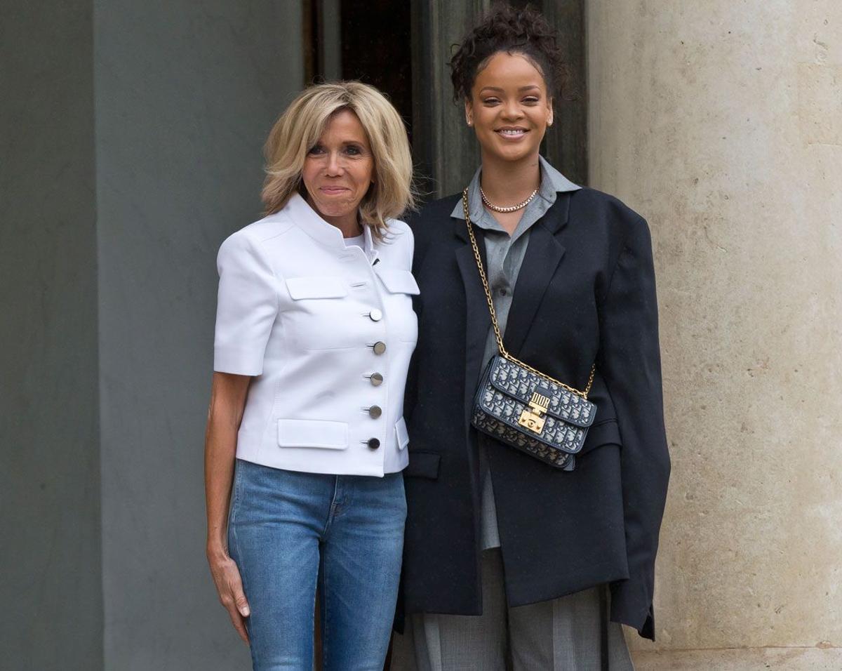 Rihanna con traje de chaqueta junto a Brigitte Macron en el Palacio del Elíseo francés