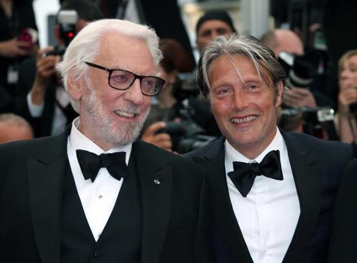 Donald Sutherland y Mads Mikkelsen, en la alfombra roja de la clausura de la 69 Edición del Festival de Cannes.