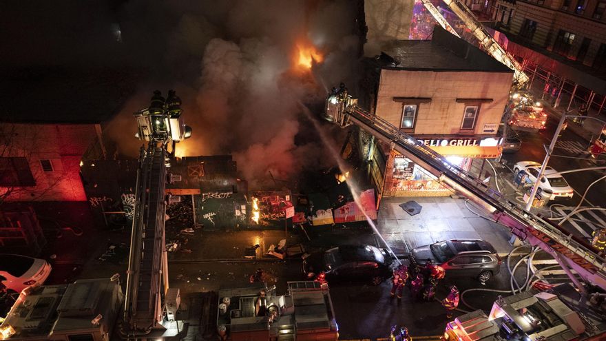 Imagen de archivo de bomberos estadounidenses sofocando un incendio.