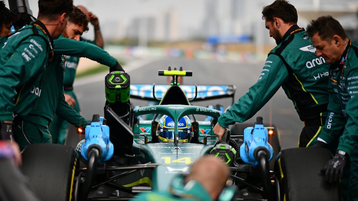 Fernando Alonso, con sus mecánicos en Shanghai