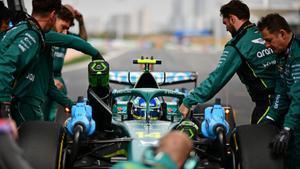 Fernando Alonso, con sus mecánicos en Shanghai