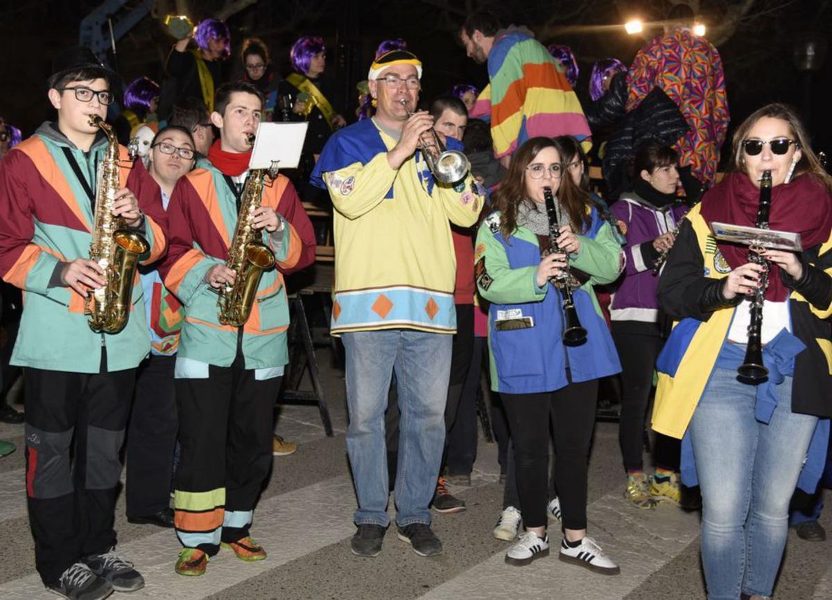Membres de l'orquestra Patinfanjàs amb el seu director, Pau Vilaseca, a l'esquerra de tot