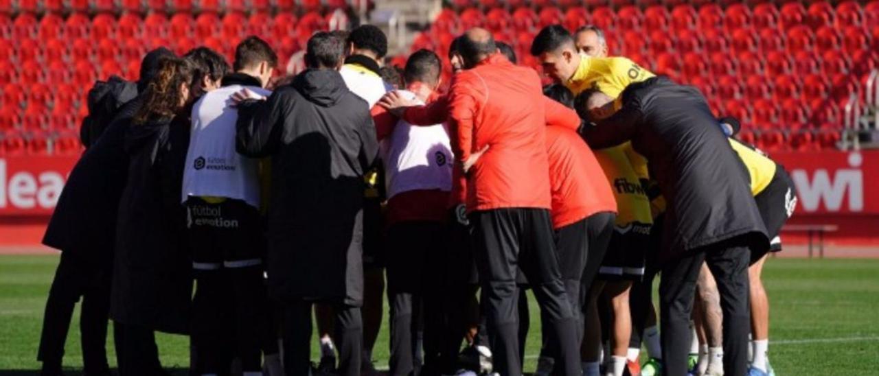 Los jugadores hacen piña en Son Moix antes de poner rumbo a tierras valencianas.