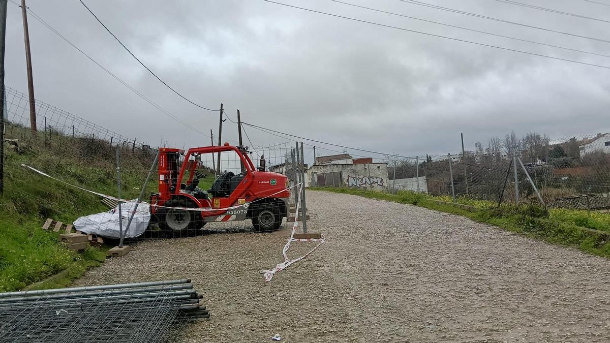 Retirada de uralitas en el Alto de Fuente Fría, este lunes.