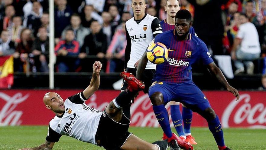 El Barça es deixa dos punts al camp del València per un clamorós error arbitral