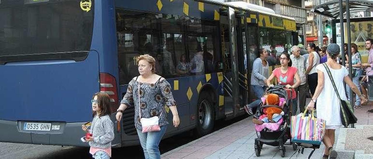 Los buses circularán gratis el martes. // Iñaki Osorio