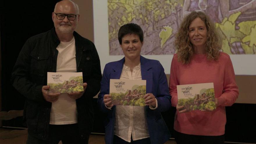 Xosé Tomás, Ánxela Fernández y Sara Quintana en la presentación del libro “Entre viñas e viños no Val do Rosal”.