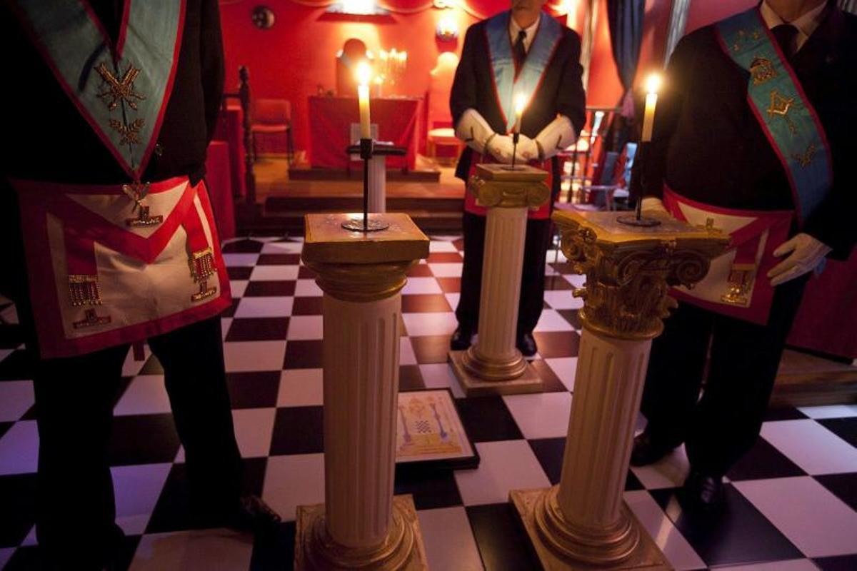 Miembros de la logia masónica Nuevo Mundo 88 de Tenerife ocultan sus rostros en esta foto porque consideran que pervive el estigma franquista sobre los masones.