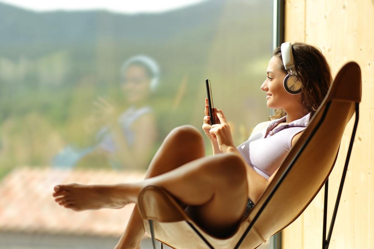Mujer escuchando música
