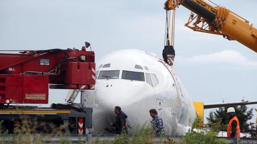 Un avión se sale de la pista y aterriza en una carretera en Italia