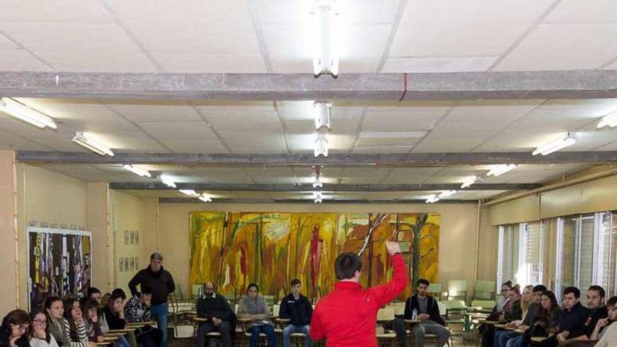 Estudiantes de A Paralaia en un curso de primeros auxilios.