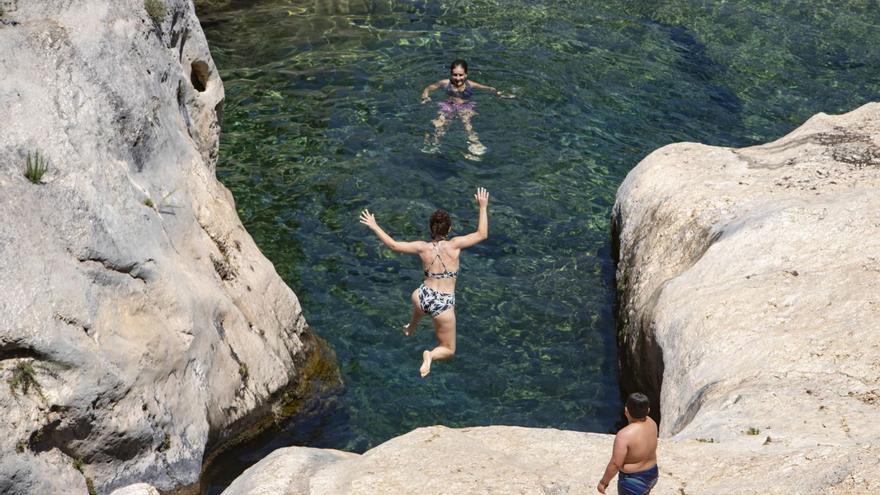 El primer fin de semana de verano llena de bañistas el Pou Clar de Ontinyent