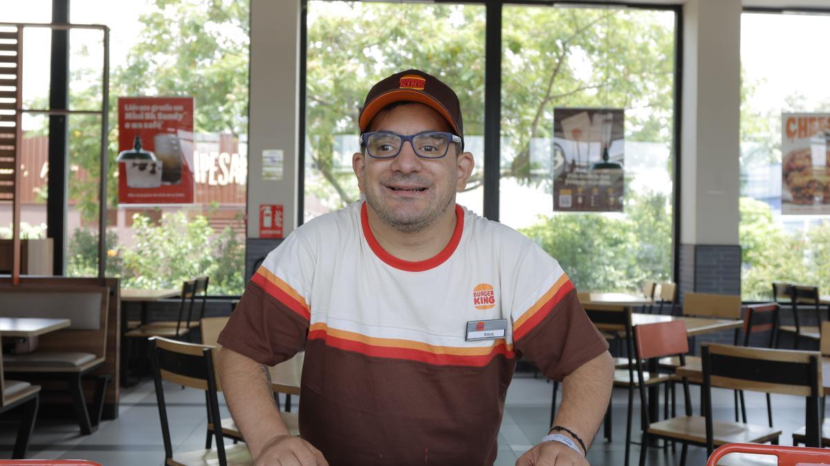 Raúl Martín, ayudante de limpieza en el Burger King (Mejostilla), posa para este diario.