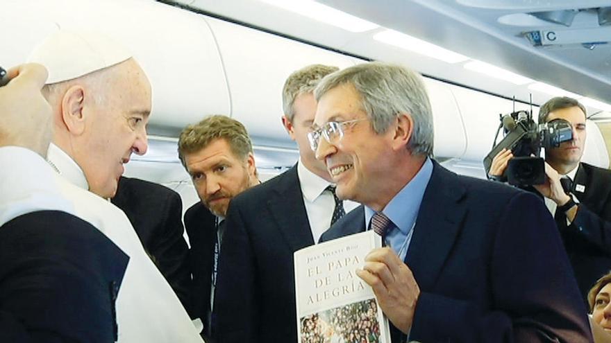 Boo le muestra otro de sus libros al Papa en una imagen de archivo.