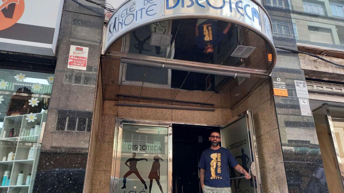 Rafael Rúa, ayer en la puerta de su negocio, en la calle Daniel de la Sota.