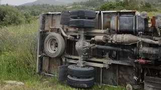 Una camioneta vuelca en la carretera de Santa Eulària