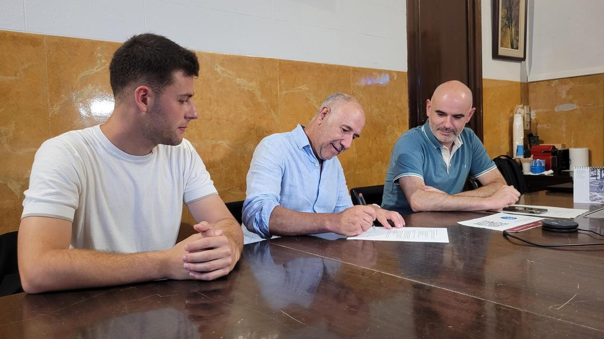 Marc Ortega, Moisès Masans i Aleix Serra, han signat l'acord
