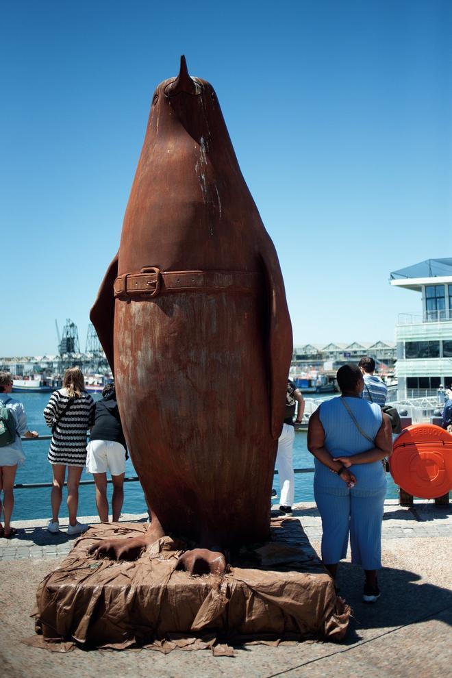 Estatua de un pingüino en el V&amp;A Waterfront