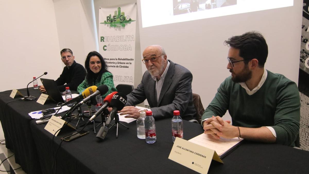 Carlos Ruiz, Pilar Mercader, Juan Eusebio Benito y José Alcántara, este lunes en el Colegio de Arquitectos de Córdoba.