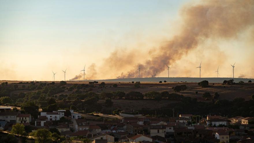 Dos puntos de vista del incendio que se originó este domingo en la Tierra de Alba. |