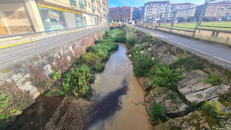 Otro vertido a la ría, esta vez desde el regato de Fexdega a través del río Con