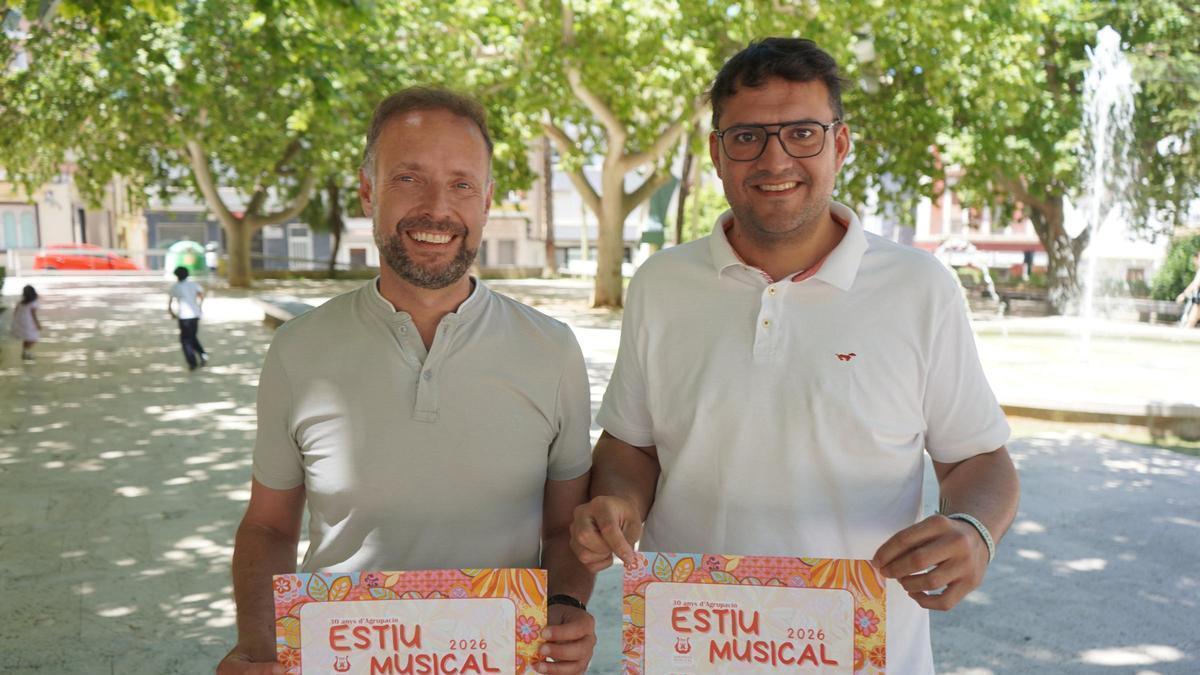El regidor Álex Borrel y el presidente de l’Agrupació Musical Ontinyent, Pablo Lluch