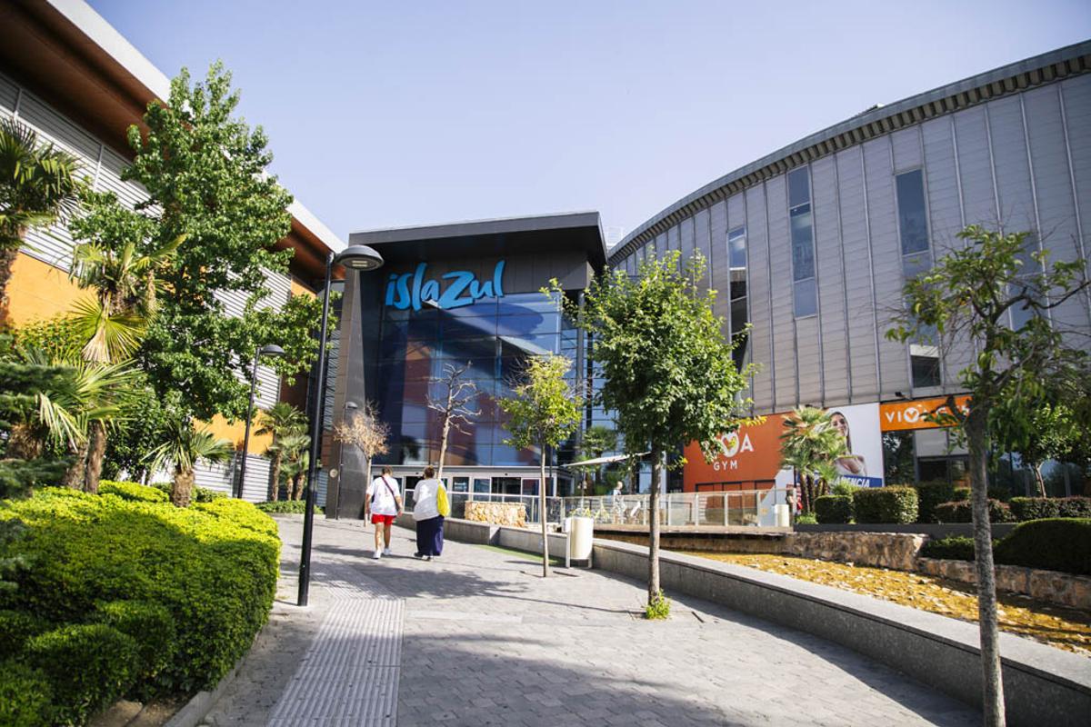 Una de las entradas del centro comercial Islazul, en Madrid.