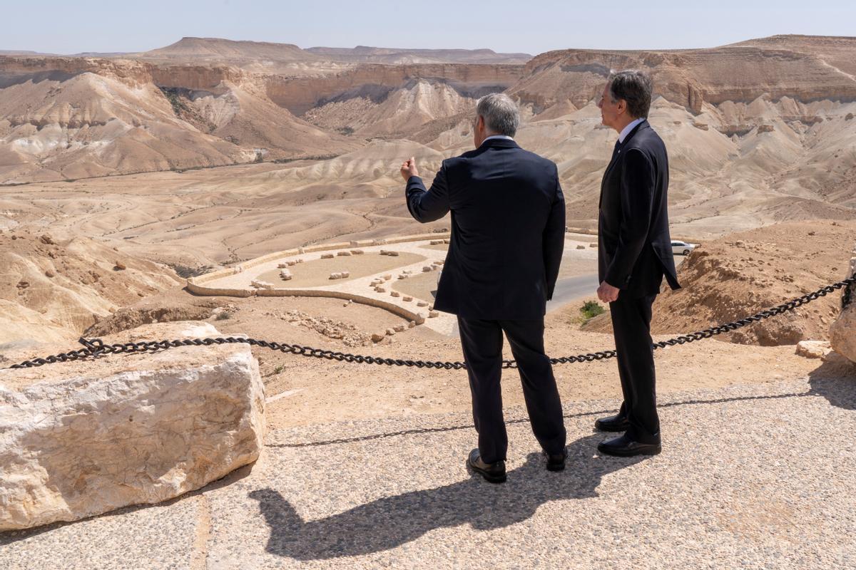 El ministro de exteriores israelí, Yair Lapid, junto al secretario de Estado de Estados Unidos, Antony Blinken, cerca Sde Boker, Israel, este 28 de marzo de 2022