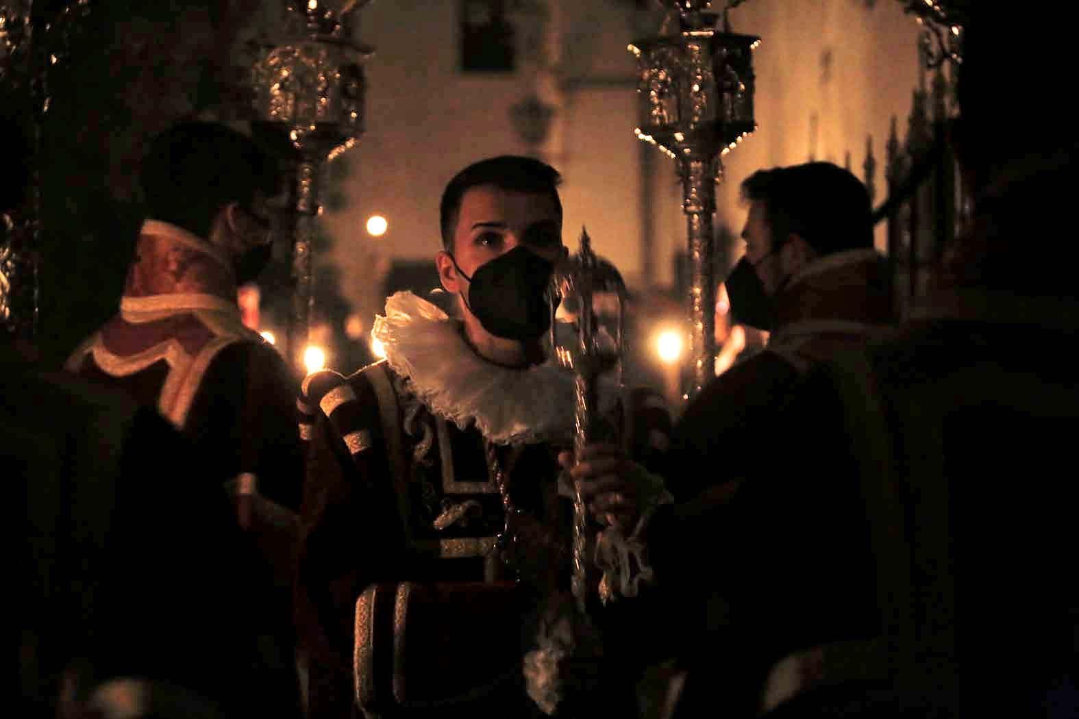 Vía Crucis de Nuestro Padre Jesús de la Humildad y Paciencia por el patio interior del Convento de Capuchinos.