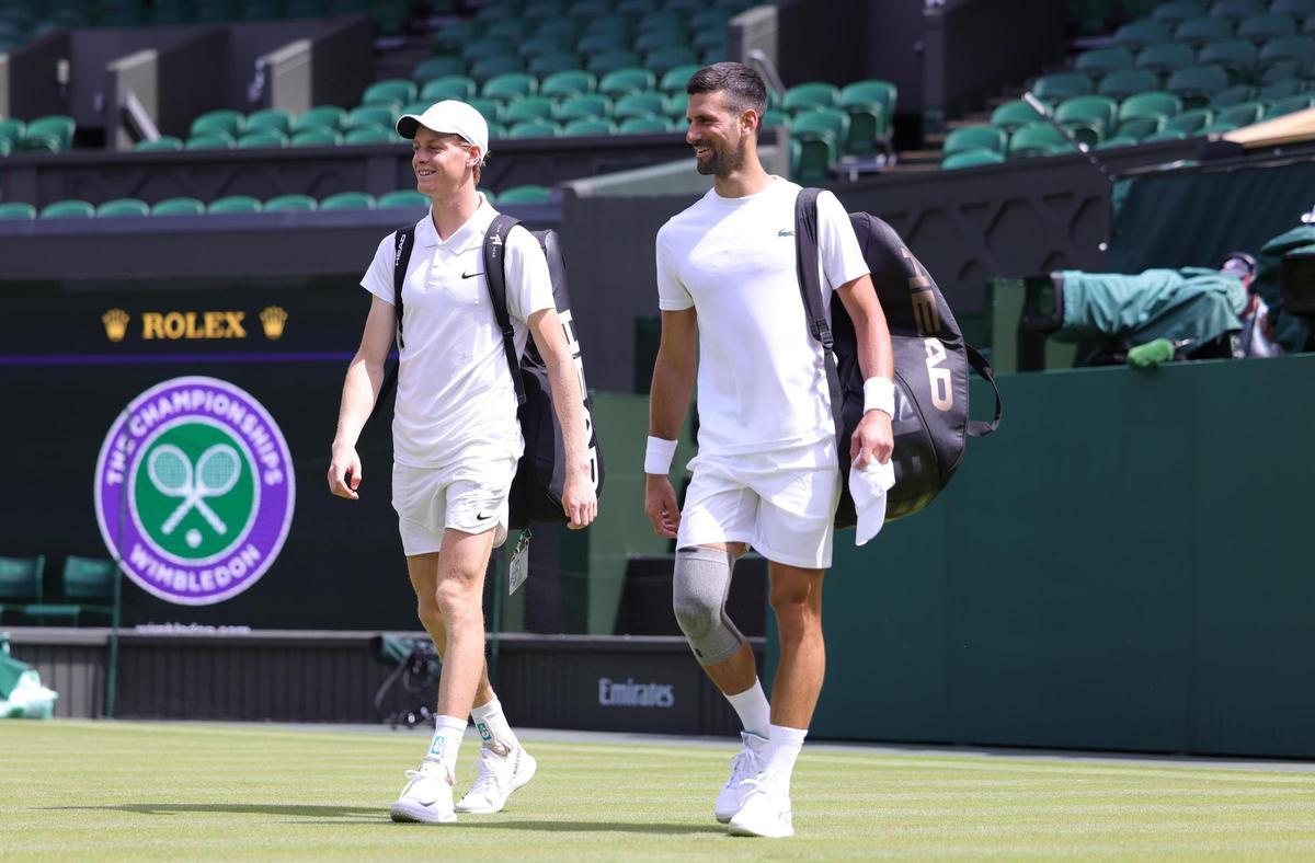 Jannik Sinner y Novak Djokovic en el partido de entrenamiento que disputaron en Wimbledon