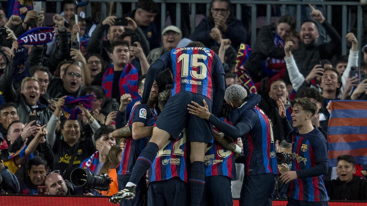 Los azulgrana celebrando el gol del empate a uno durante ‘el clásico’