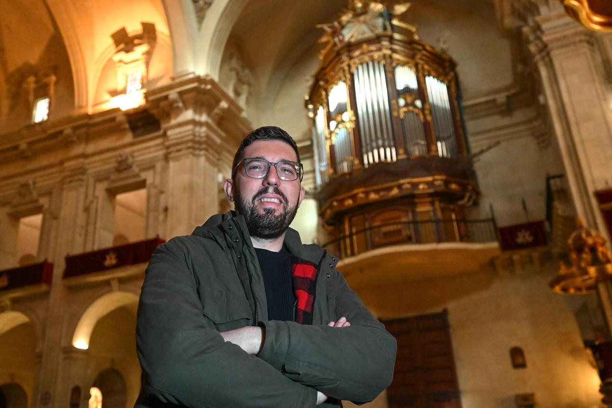 El historiador Fernando Penalva dentro de la basílica de Santa María junto al órgano actual