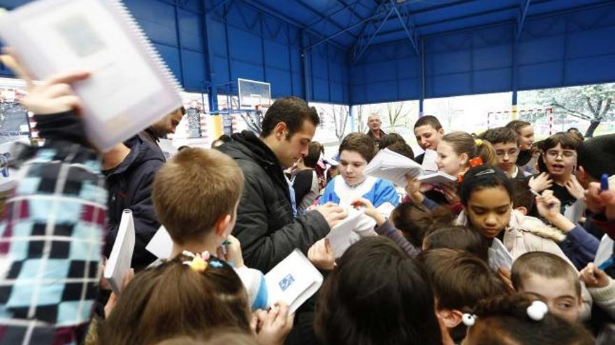 El guardameta Davo firma autógrafos a los niños del colegio de Versalles.