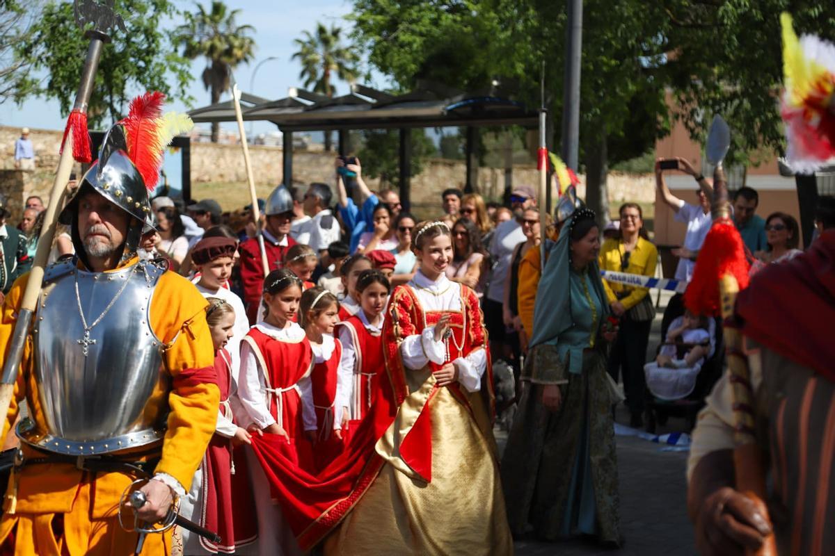 Los pacenses han llenado las calles del Casco Antiguo de Badajoz por las que ha pasado la comitiva de la reina Isabel de Portugal.