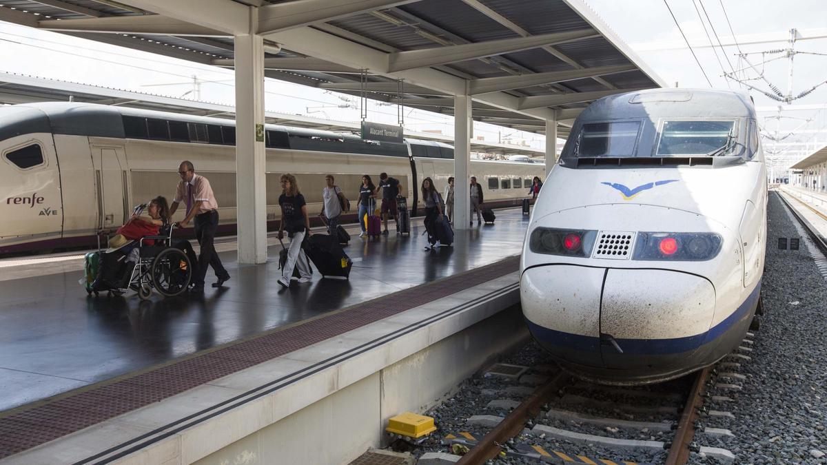 Pasajeros desembarcando de un tren en la estación-término de Alicante