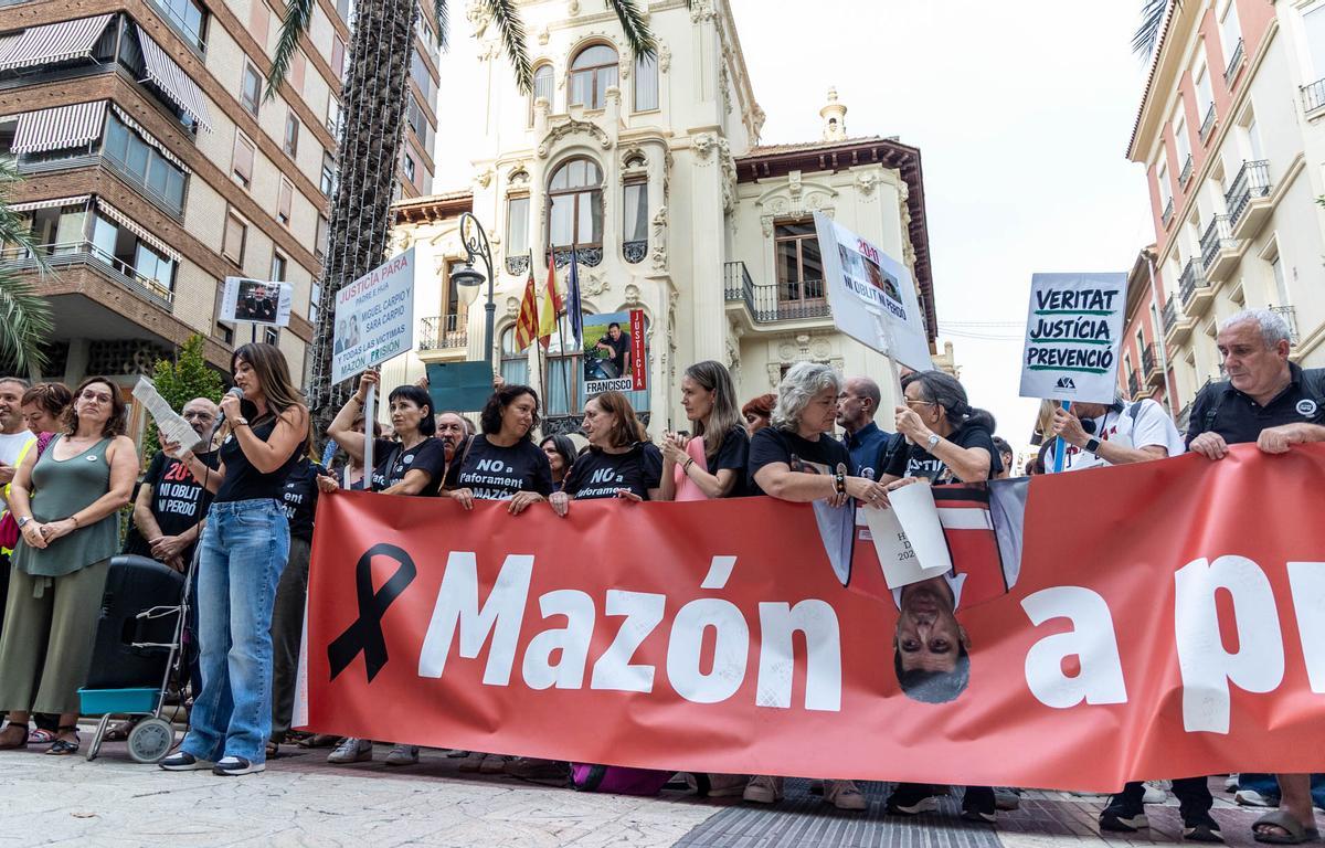 Las asociaciones de víctimas de la dana protestan en Alicante