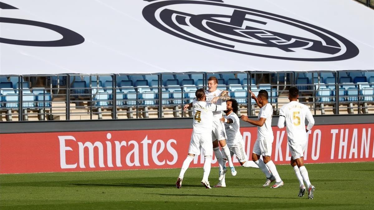 Los jugadores del Real Madrid anotan el primer gol en el Alfredo Di Stefano