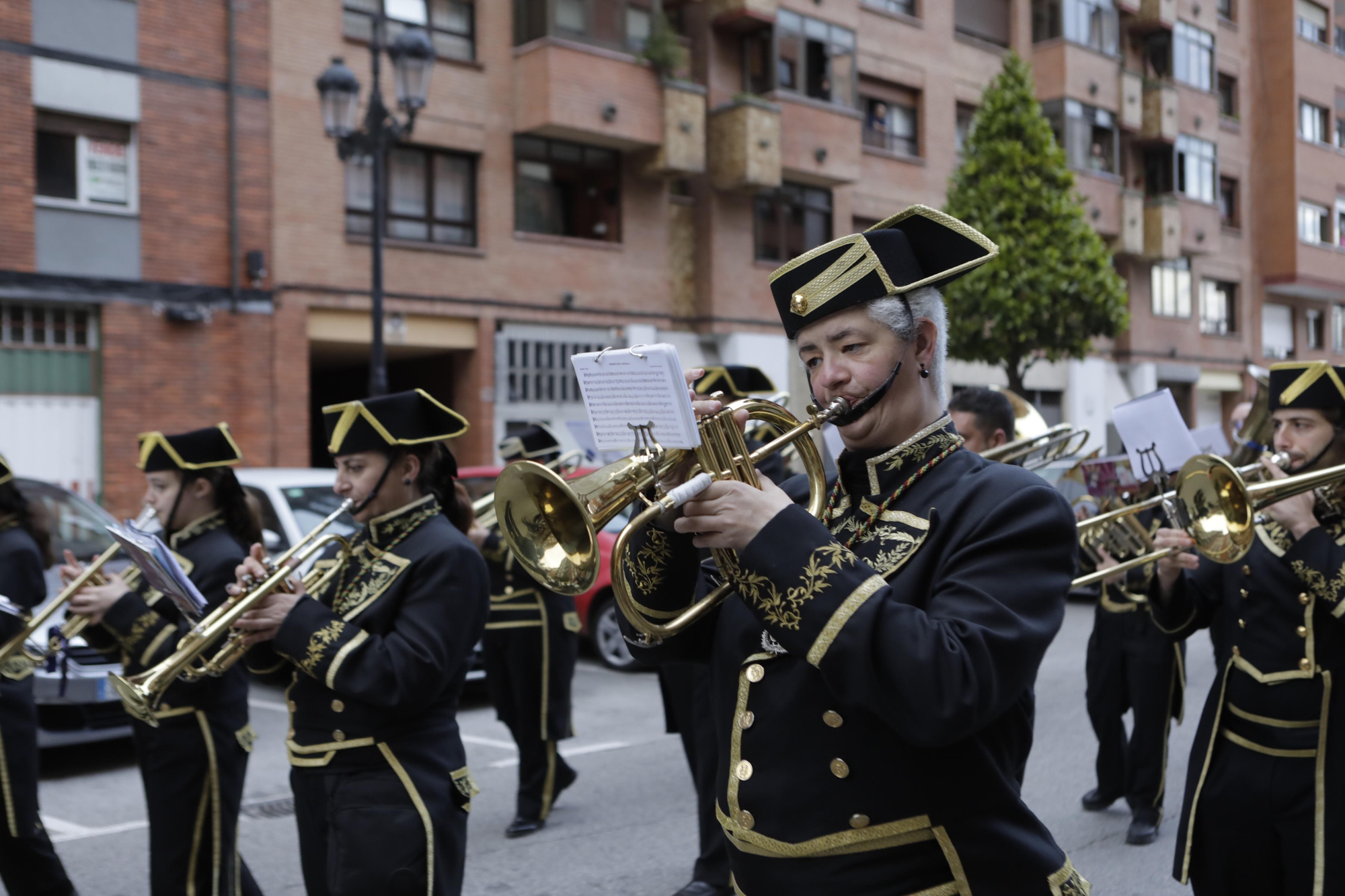 Los Estudiantes llevan al Señor de la Sentencia desde el cielo al Paraíso