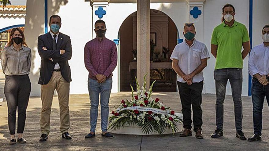 Autoridades depositan el centro floral en el cementerio del Port.