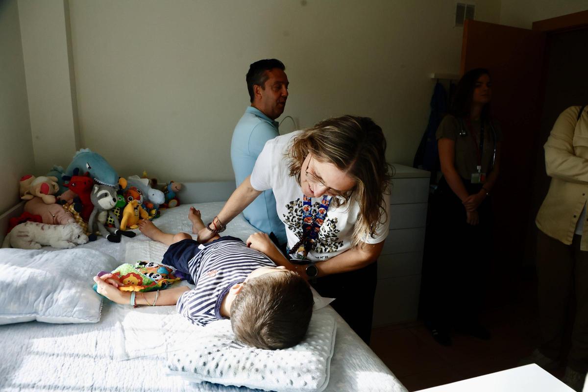 Hortensia, enfermera de la Fe, visita a Rubén dentro de la unidad de paliativos pediátricos.