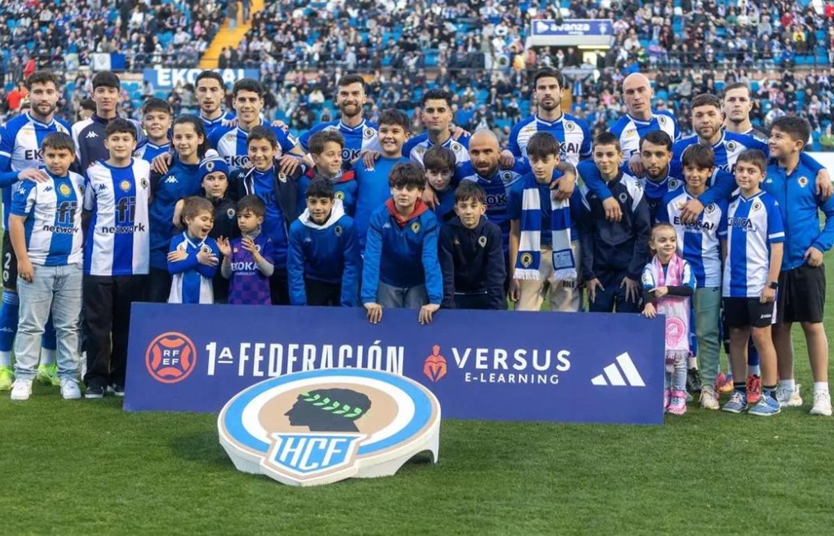 Los jugadores del Hércules posan con varios niños canteranos antes de un partido