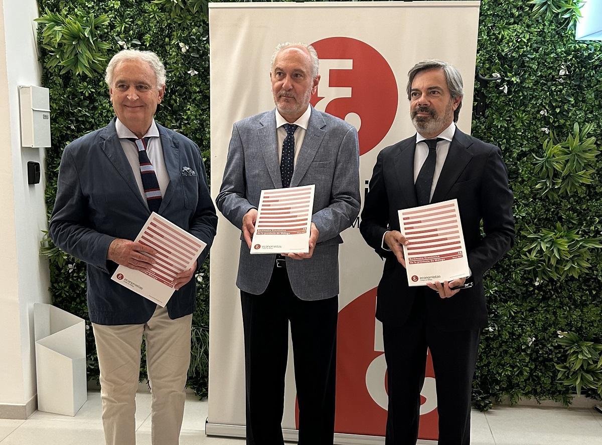 Antonio Pedraza, Manuel Méndez y Javier Font, en la presentación del Barómetro del Colegio de Economistas de Málaga.