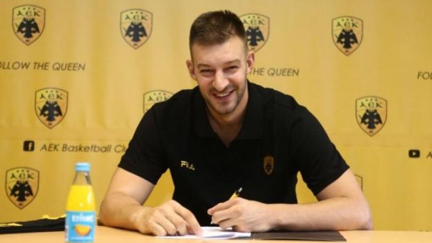 Stevan Jelovac, firmando como nuevo jugador del AEK.