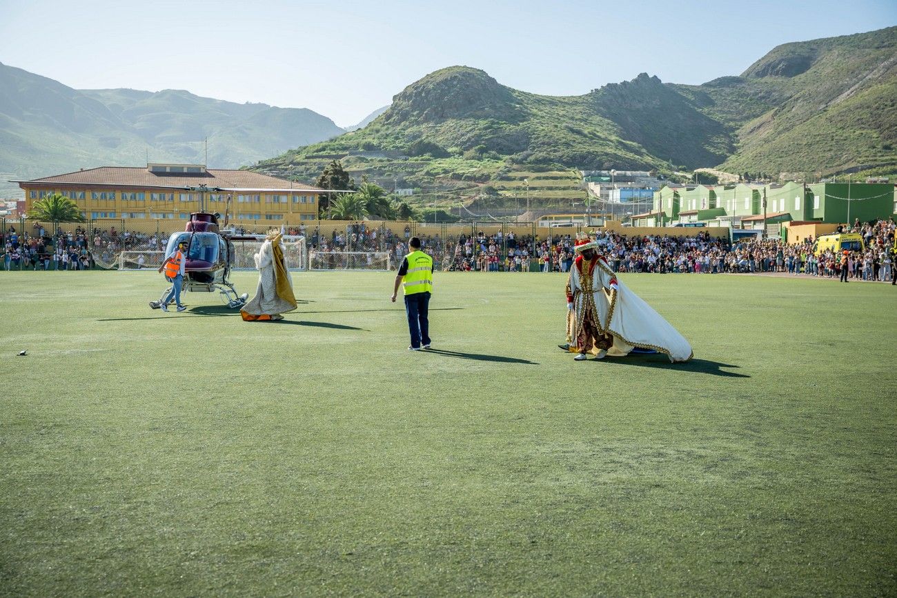 Miles de personas llenan de ilusión el Estadio de Barrial en la llegada de los Reyes Magos