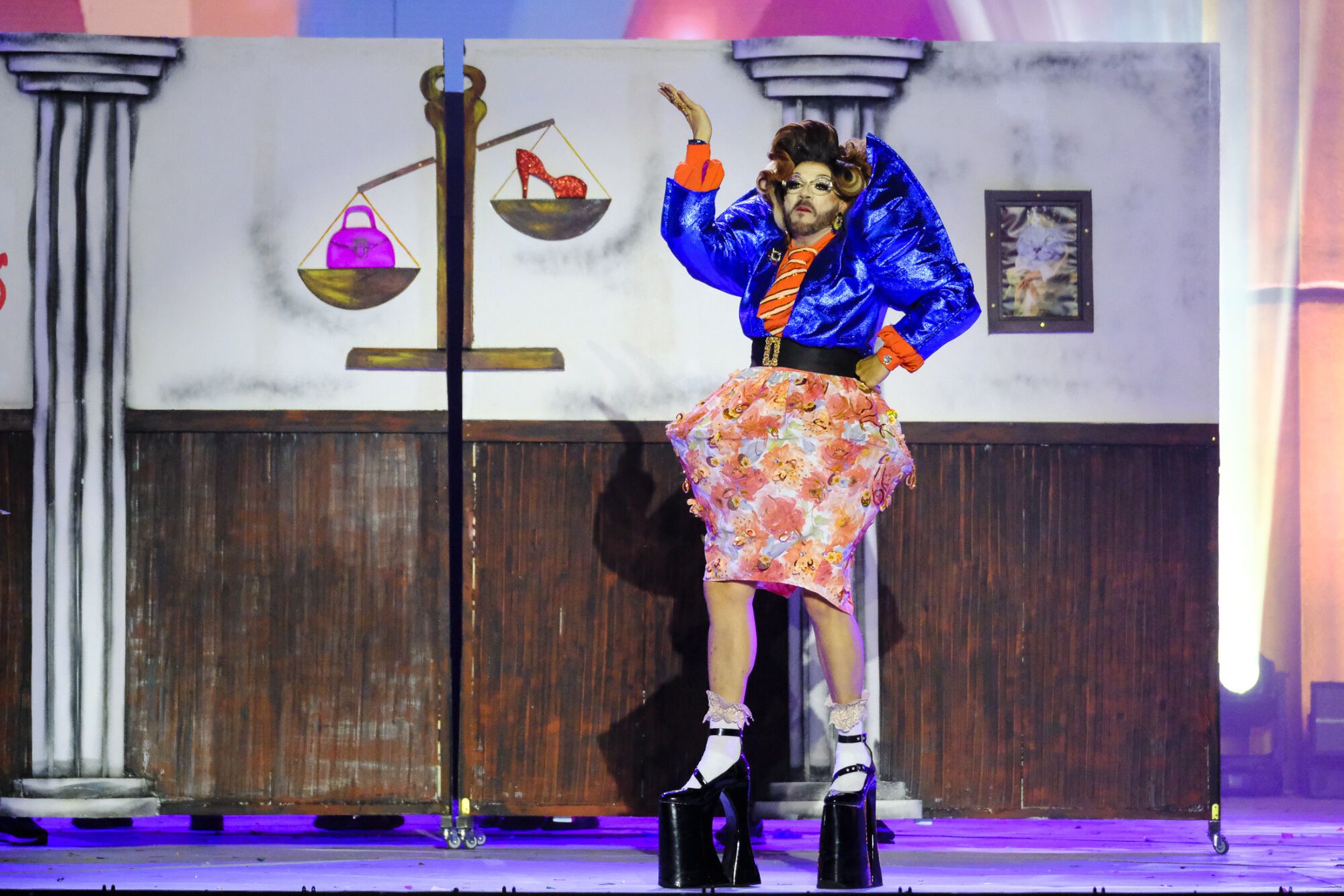 8. Encarna Vals (Yacorán Rodríguez Betancor) Con el patrocinio Losam Impermeabilizaciones y con un diseño de Beltho Couture y Alberto Nordelo presenta el espectáculo Actuaré en legítima defensa. Por ti, por mí, por la ciudad, por nuestro Carnaval de Las Palmas de Gran Canaria. Y, al que no le guste? Besitos, chao.