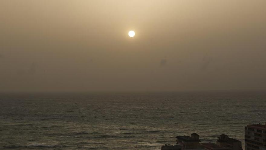 Calima en el amanecer de este miércoles en Torrevieja desde  La Mata/Foto Joaquín Carrión